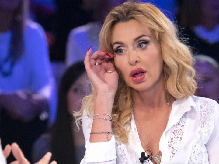 Valeria Marini e il suo enigmatico imbarco: cosa nasconde?